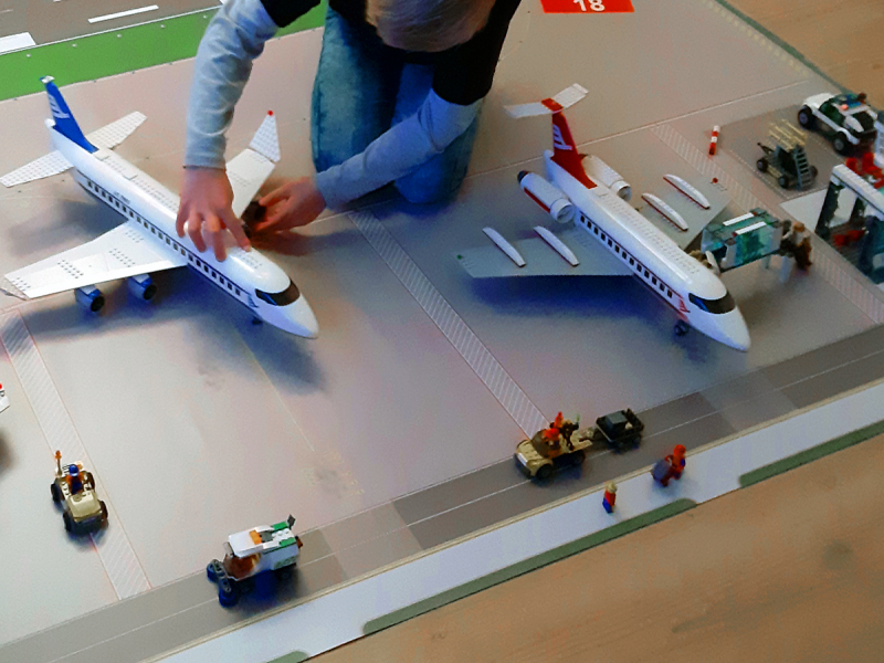 Airport en landingsbaan voor LEGO vliegtuigen, Vrachtterminal,  